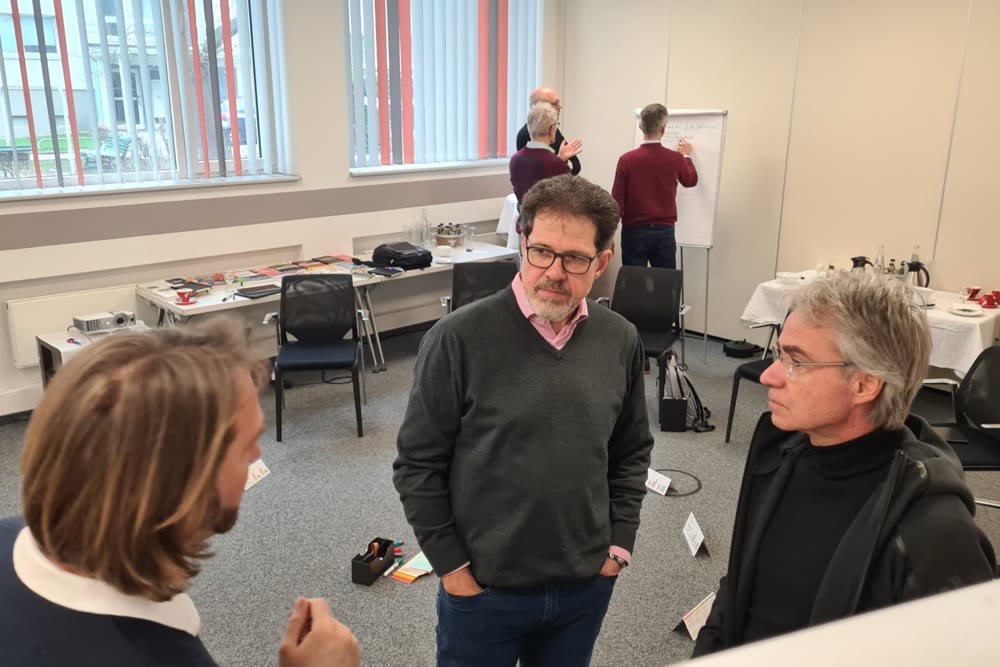 Gespräch zwischen Teilnehmenden und Trainer im HI-MAP Training